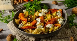 Italienische Pasta mit geröstetem Kürbis und Blauschimmelkäse