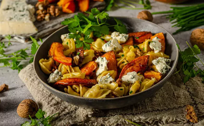 Italienische Pasta mit geröstetem Kürbis und Blauschimmelkäse