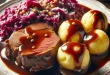 Sauerbraten mit Kartoffelklößen und Rotkohl