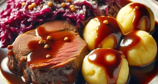 Sauerbraten mit Kartoffelklößen und Rotkohl