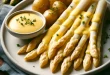 Weißer Spargel mit Hollandaise und neuen Kartoffeln