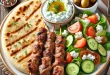 Souvlaki mit Fladenbrot Tzatziki und Salat